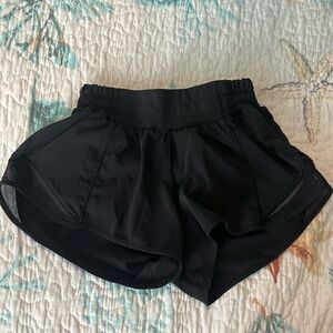 Lululemon Hotty Hot Low-Rise lined short 2.5” Size 0